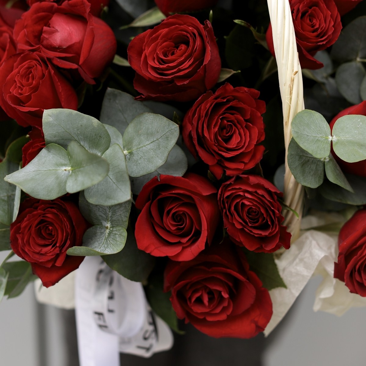 korzina s krasnymi rozami 8